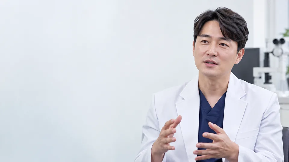 방송 인터뷰 중인 안과 의사