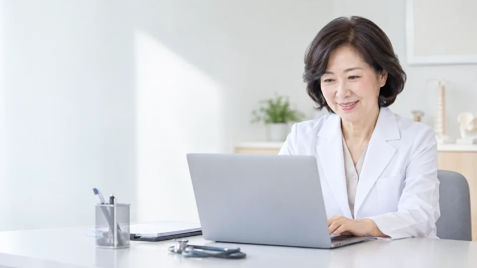 진료실 책상의 의사