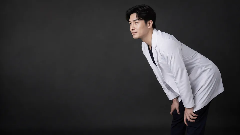 허리 스트레칭을 시연하는 한의사