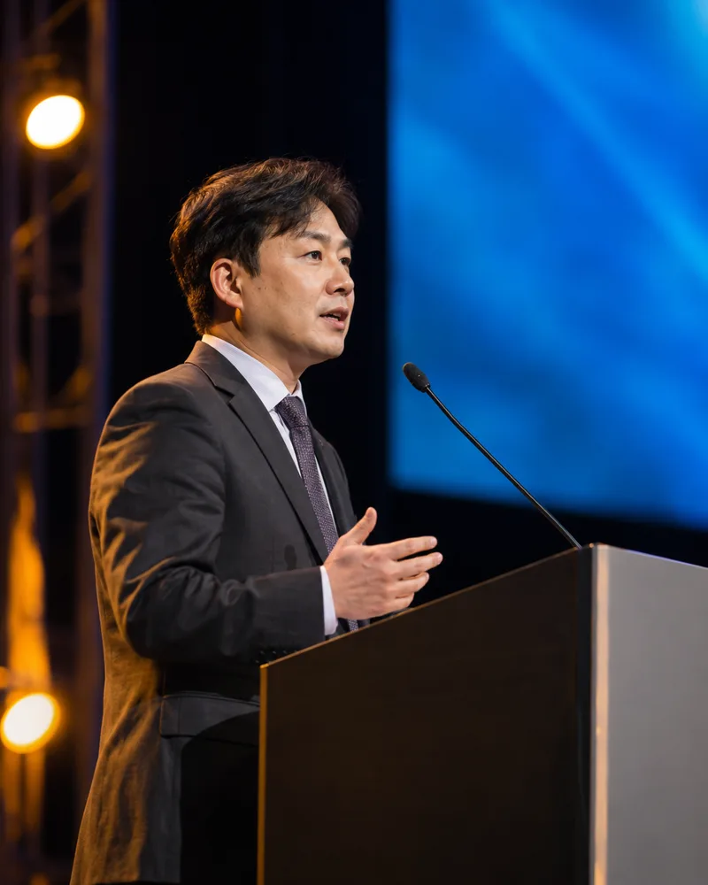 수의학 학술대회 연단에서 발표하는 김도현 대표원장