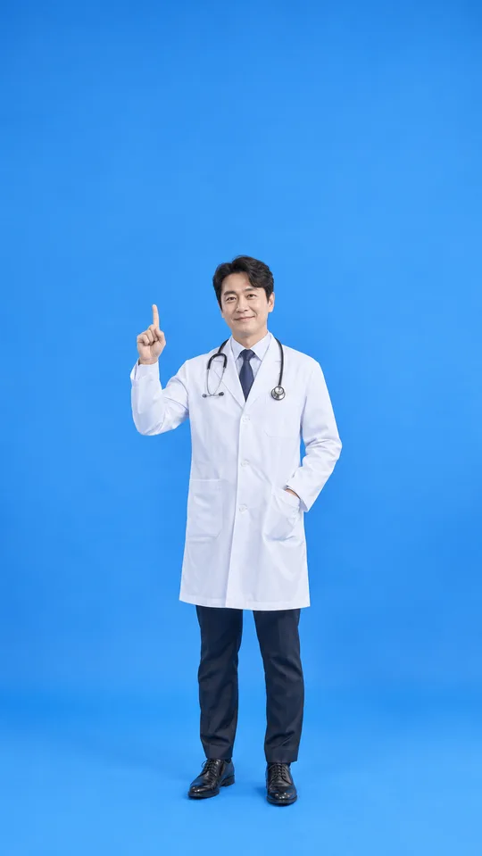 손가락으로 위를 가리키는 의사