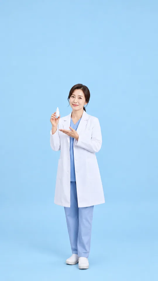 인공눈물 병을 들고 설명하는 의사