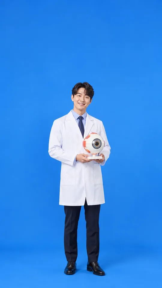 안구 모형을 들고 웃는 의사